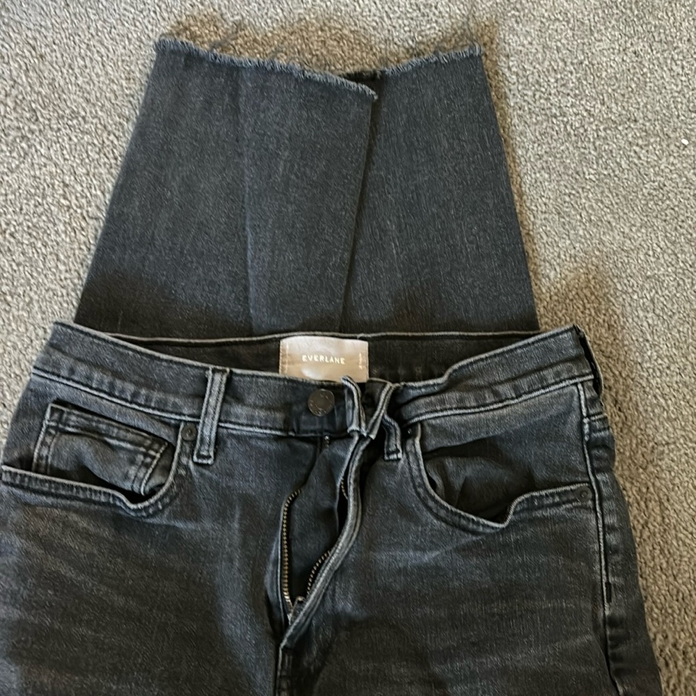Everlane high rise kick crop in faded black.  Size 28.